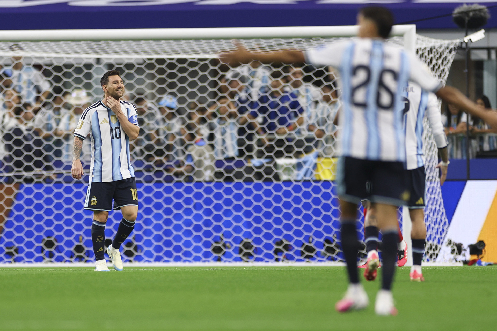 Messi Argentina Ao phat den.jpg