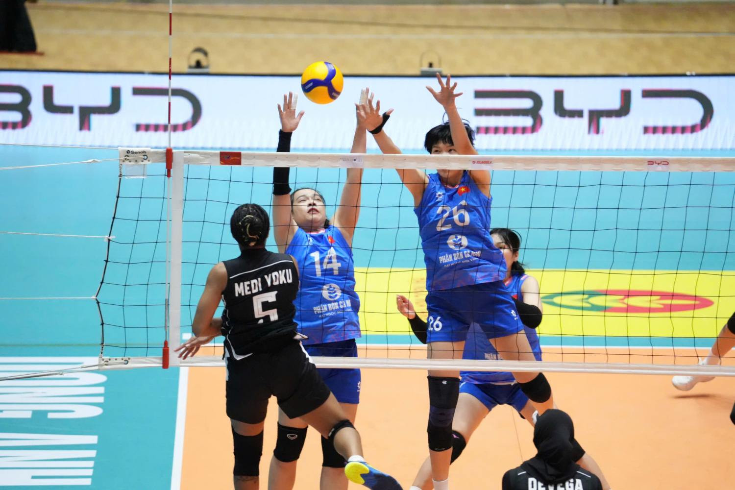 bong chuyen viet nam vs indonesia 1.jpg