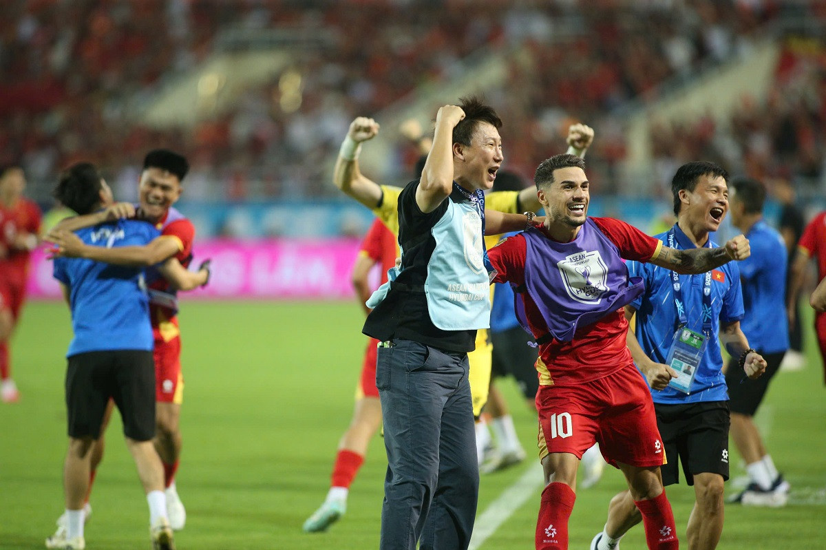 https://vms-files.vietnamnet.vn/vps_images/000001/000003/2026/8/26/hlv-kim-sang-sik-hoang-hen-3887.jpg?width=0&s=0PsX6MEgqszGEg5Rao6rwg