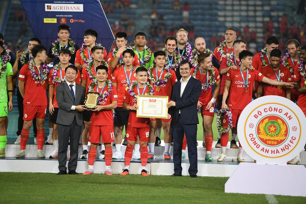 https://vms-files.vietnamnet.vn/vps_images/000001/000003/2026/8/30/cahn-vo-dich-sieu-cup-2048.jpg?width=0&s=YKGjKieP3X_TS2P1ZMIcbg