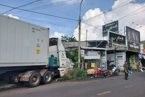 Sau va chạm, xe container lao vào nhà dân ở Đồng Nai