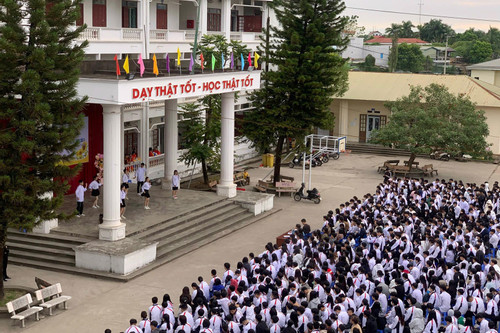 Nữ sinh bị ô tô của phụ huynh húc trong sân trường