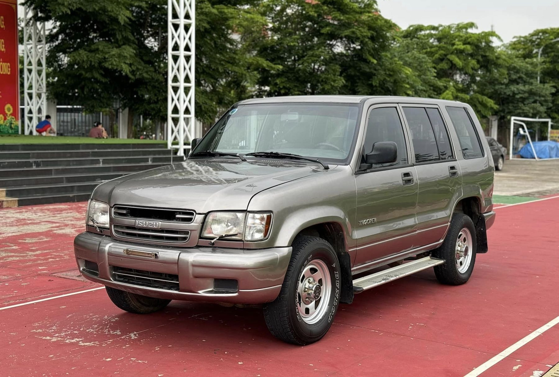 3 mẫu xe SUV địa hình máy khỏe, hai cầu giá chưa đến 100 triệu đồng