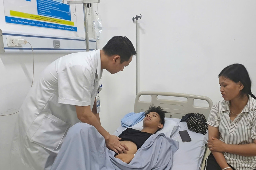 40 học sinh, sinh viên nhập viện sau bữa tối tại căng tin trường