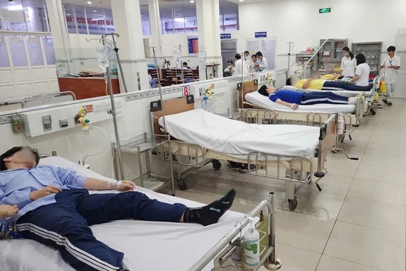 5 học sinh THPT tại TPHCM nhập viện, nghi ngờ ngộ độc