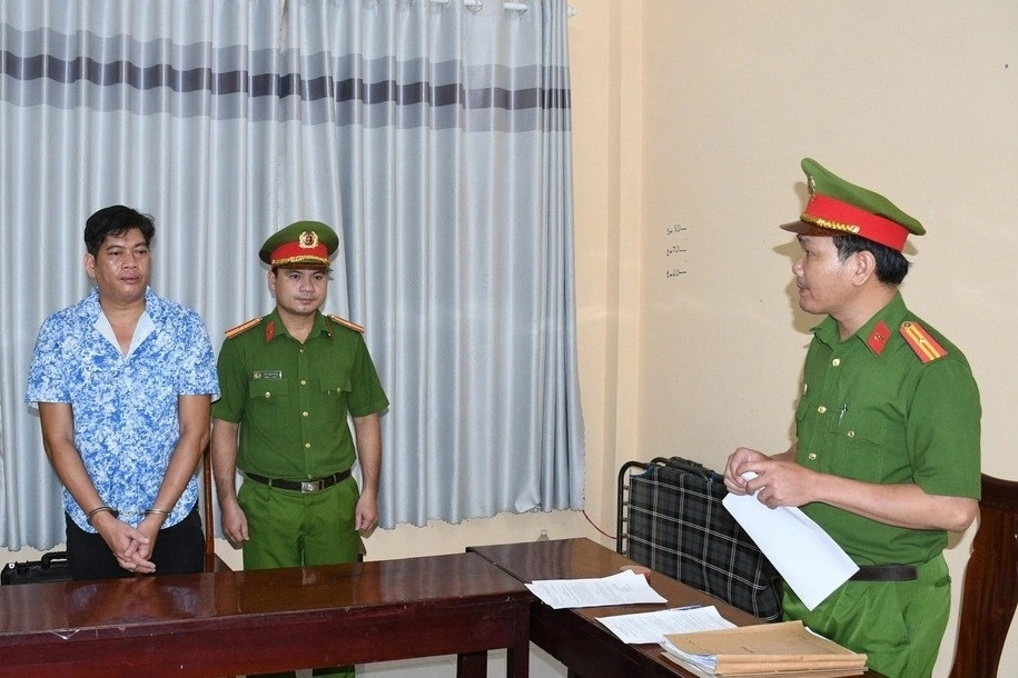 Bắt gã đàn ông làm nhục người khác