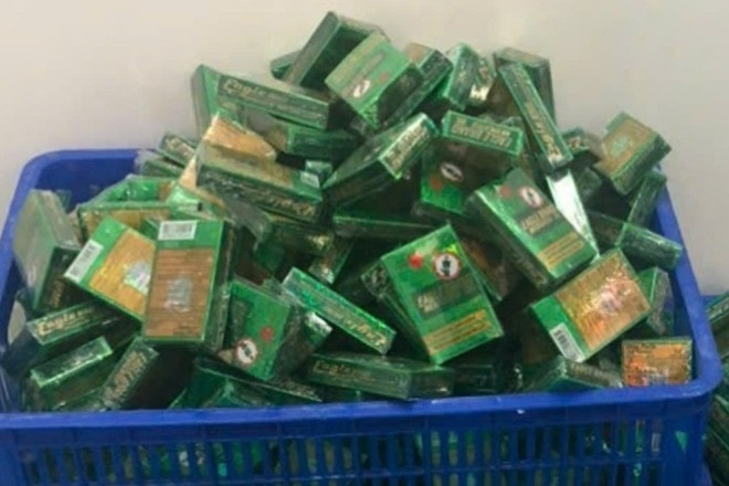 Bắt nhóm đối tượng sản xuất 30.000 chai dầu gió giả ở Long An