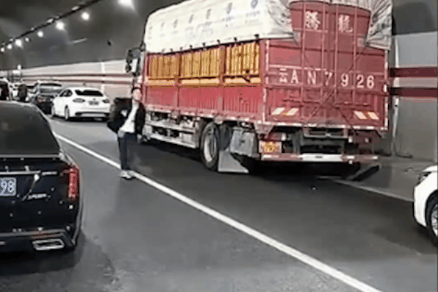 Bí bách vì tắc đường, 2 người đàn ông xuống xe đánh cầu lông trong hầm cao tốc