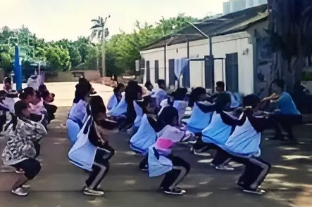 Giáo viên phạt học sinh lớp 5 squat 300 lần, 3 em nhập viện cấp cứu