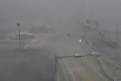 Khoảnh khắc kinh hoàng bão Milton đổ bộ bang Florida, Mỹ