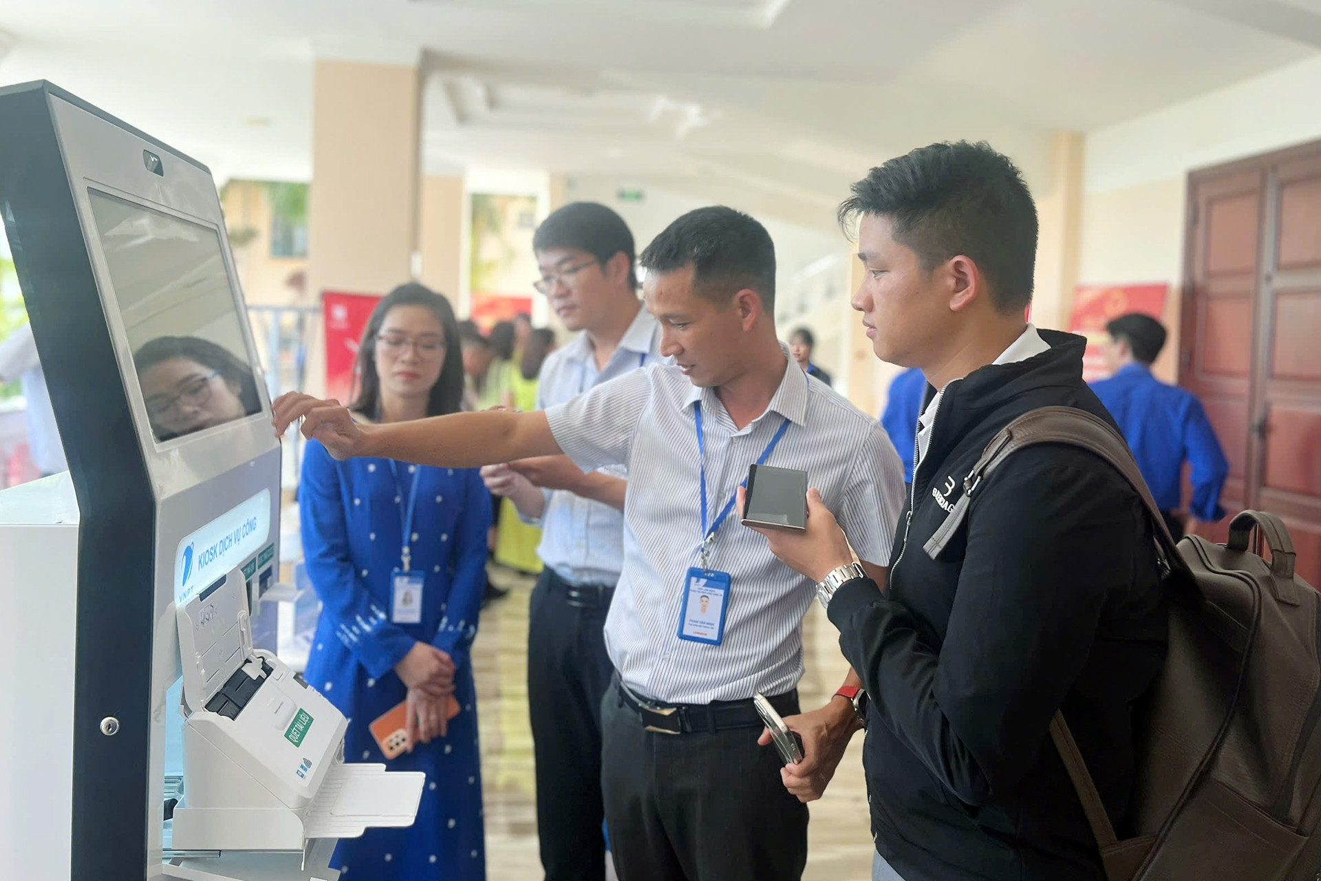 Lâm Đồng lắp đường truyền, thiết bị phát Wifi miễn phí cho người dân