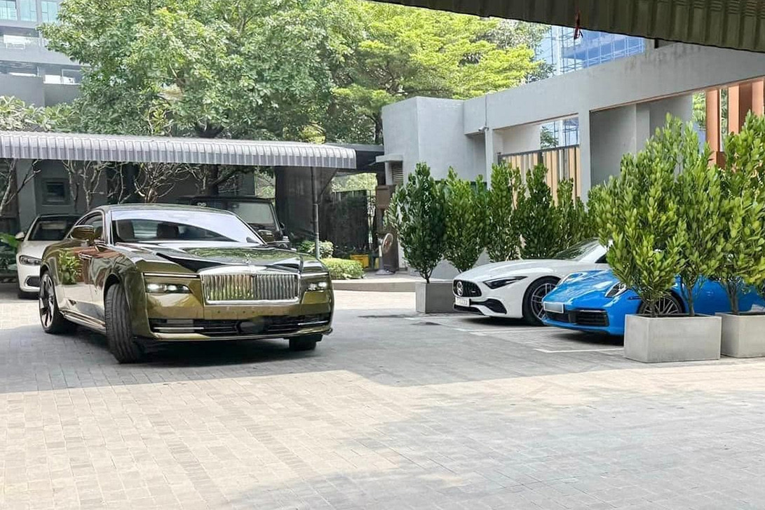 Lộ diện dàn siêu xe trị giá 60 tỷ của đại gia Sài Gòn, có xe giống của Minh Nhựa