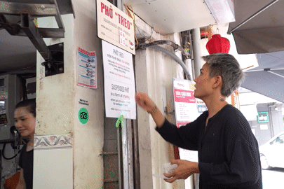 Quán phở 'treo' đặc biệt giữa phố cổ Hà Nội