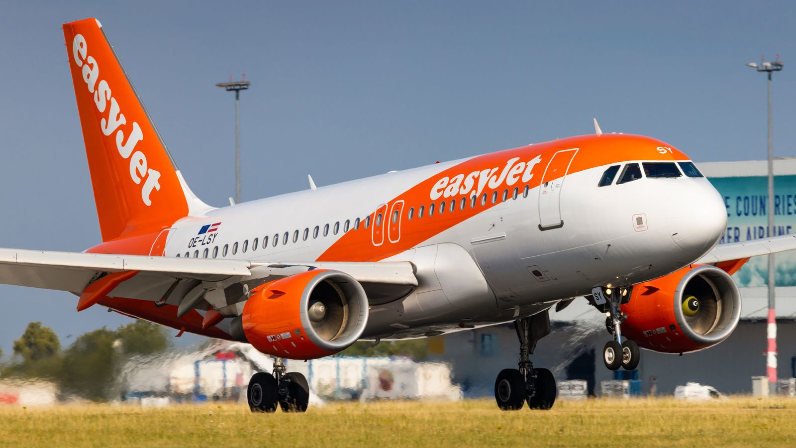 skynews easyjet flight coo_5823142.jpg