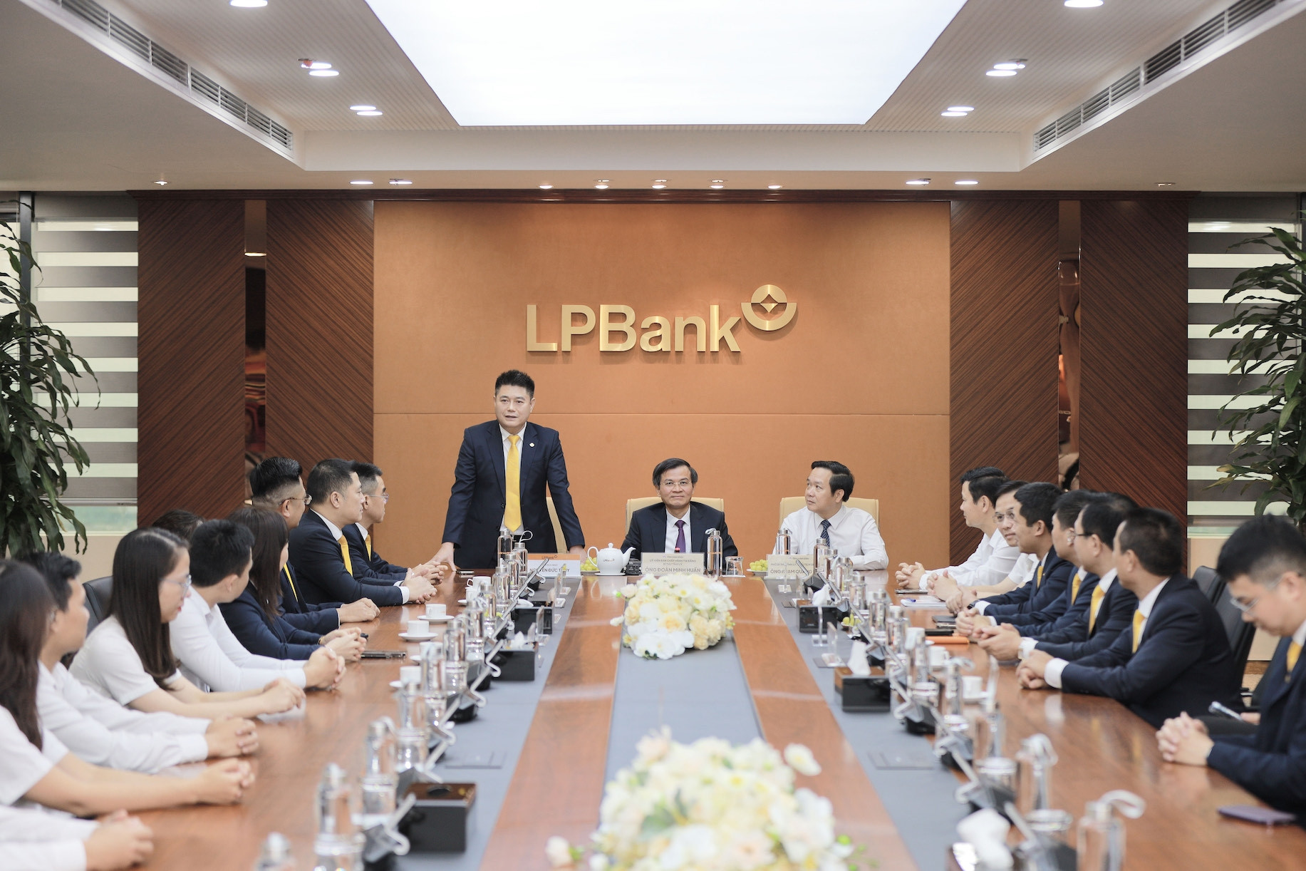 Thường trực Tỉnh ủy Ninh Bình làm việc với LPBank nhân ngày Doanh nhân Việt Nam