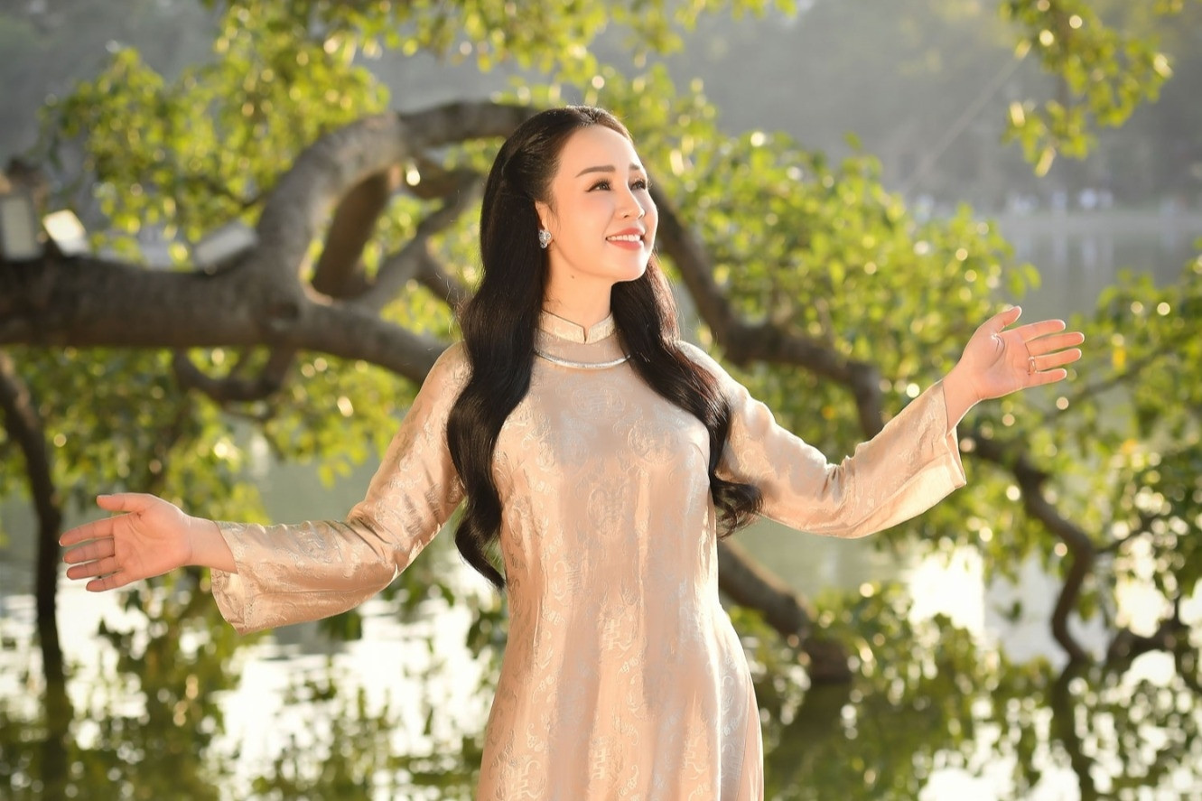 Tiến sĩ, ca sĩ Khánh Ly nồng nàn, da diết với 'Hà Nội ngày tháng cũ'