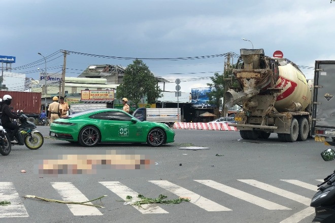 Va chạm với xe trộn bê tông ở vòng xoay cửa ngõ TPHCM, 2 cô gái tử vong