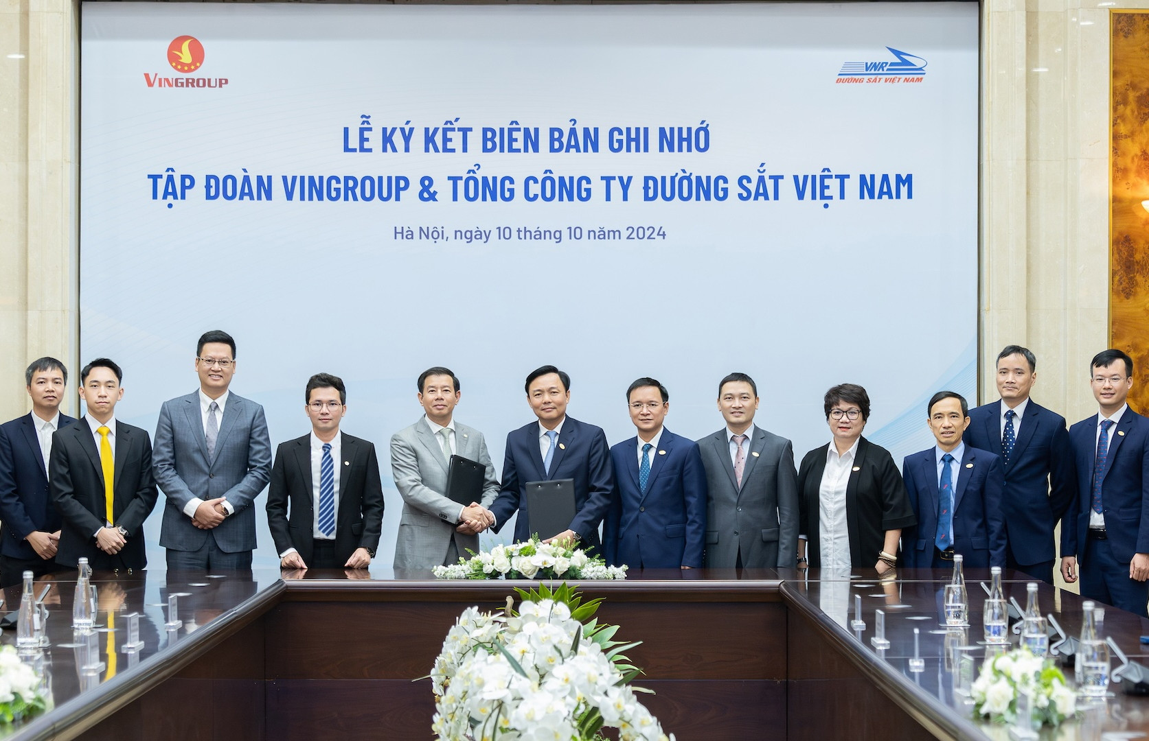 Vingroup và Tổng Công ty Đường sắt Việt Nam hợp tác thúc đẩy chuyển đổi xanh