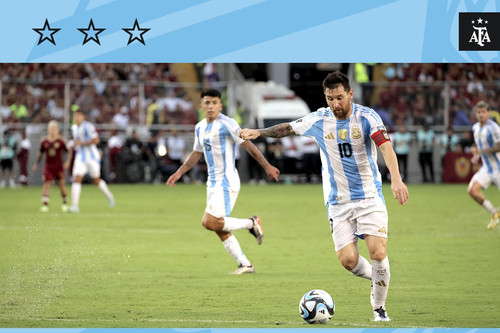 Messi vô duyên, Argentina rơi chiến thắng sau 'trận thủy chiến'