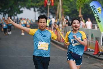 Gần 300 VĐV khiếm thị trổ tài chạy marathon quanh hồ Tây