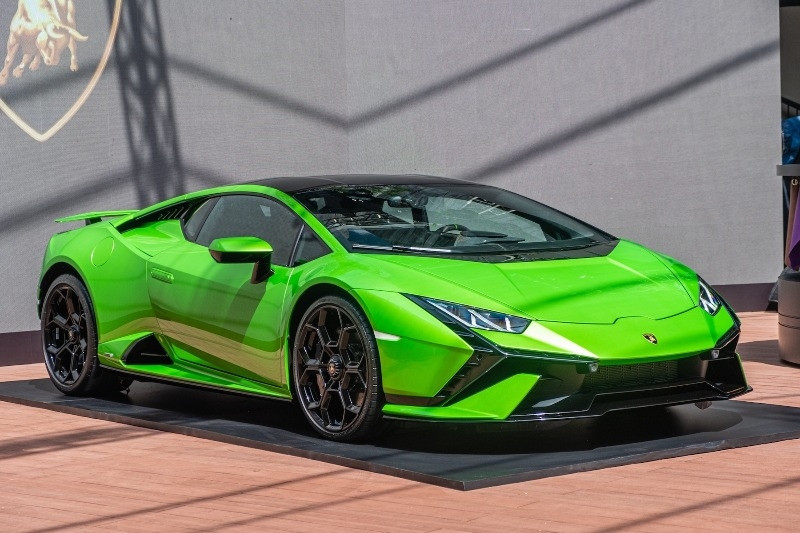 Bất ngờ những phụ kiện giá bèo tặng cho khách mua siêu xe Lamborghini