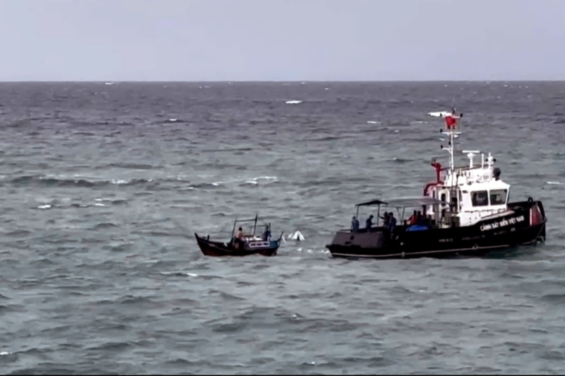 Chìm xuồng câu cá, 3 người đàn ông bị hất xuống biển ở Khánh Hòa