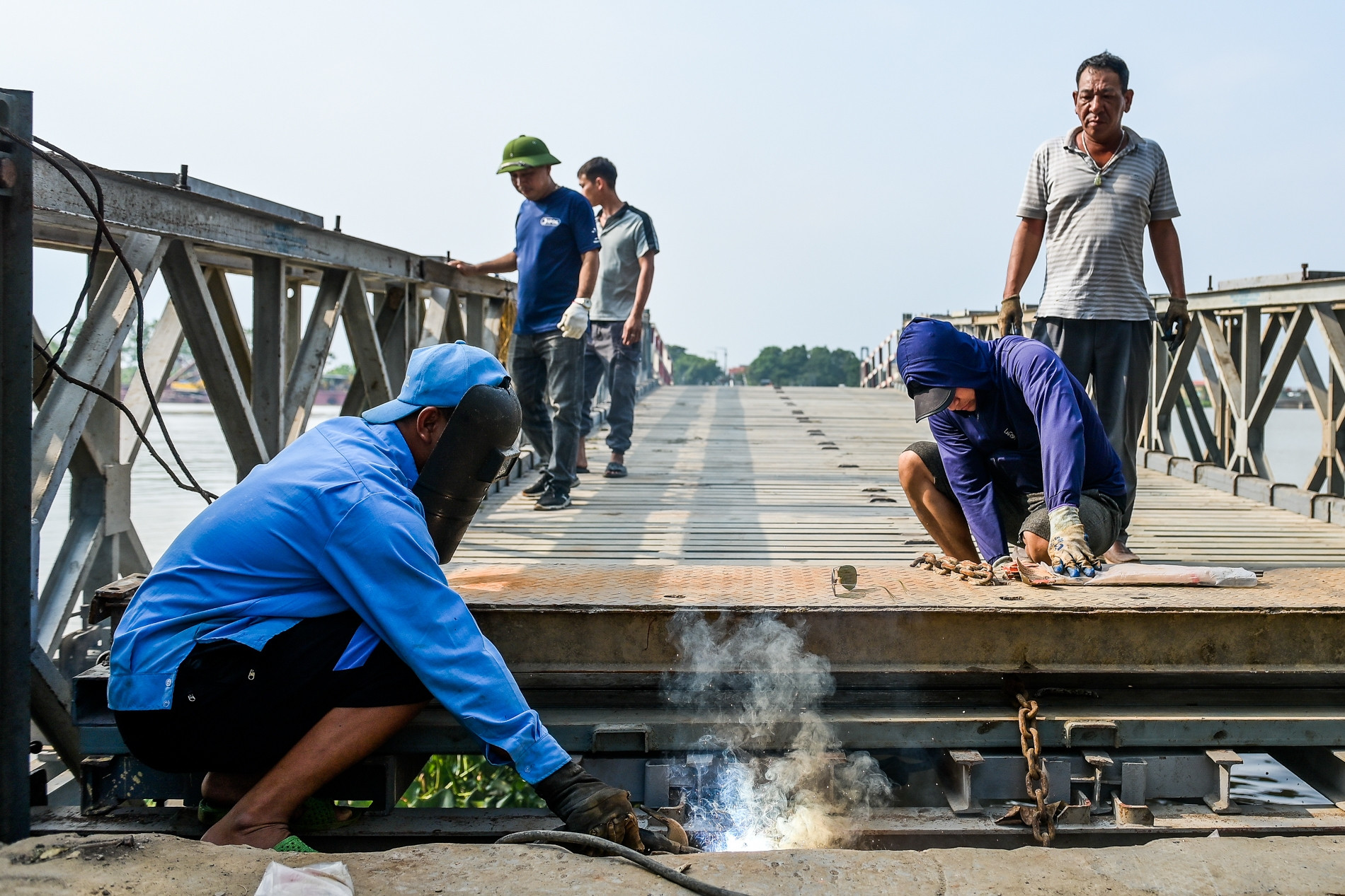 Gấp rút sửa chữa, đưa cầu phao Ninh Cường hoạt động trở lại sau 1 tháng bị đứt