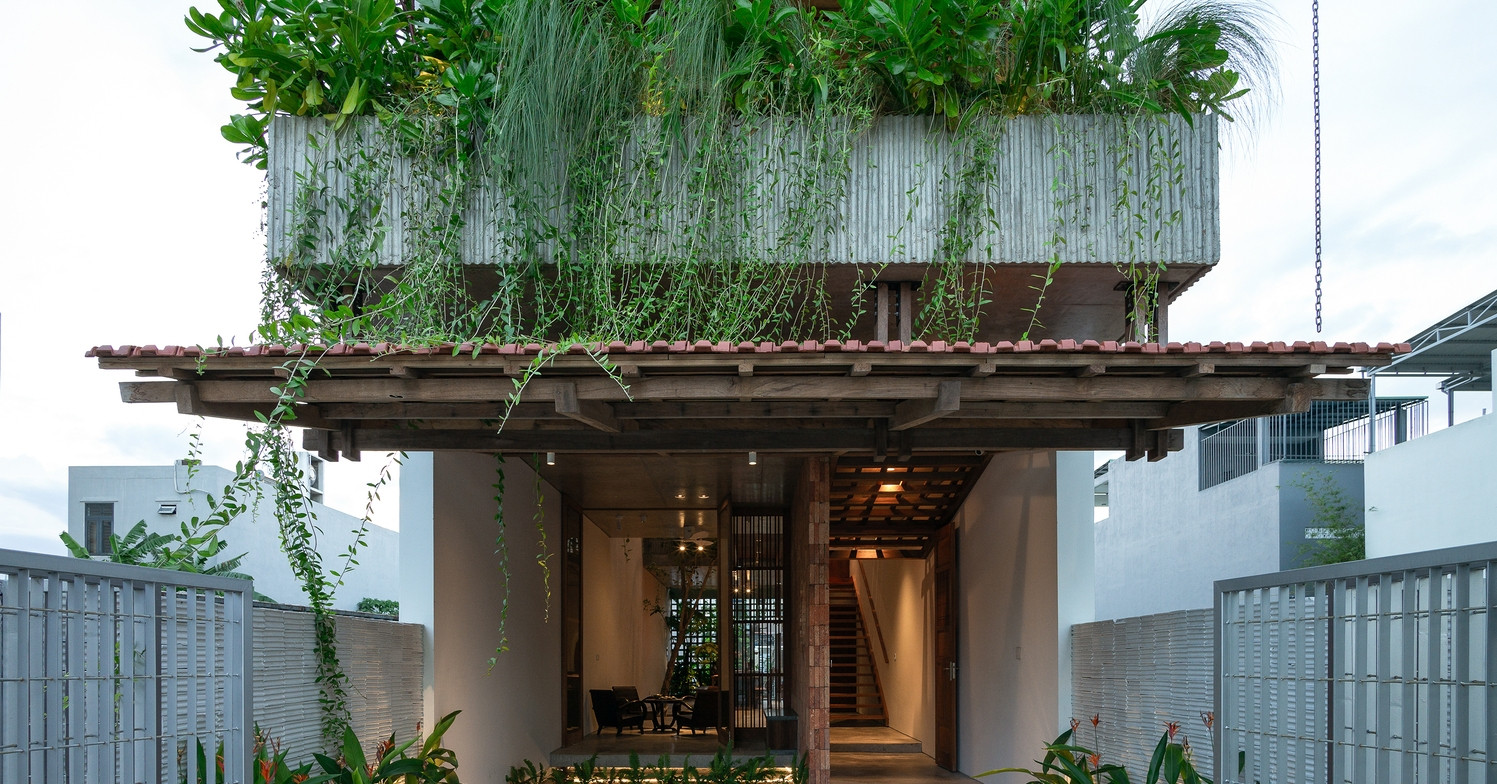 Nhà phố toàn gỗ của gia đình nhiều đời làm nghề mộc