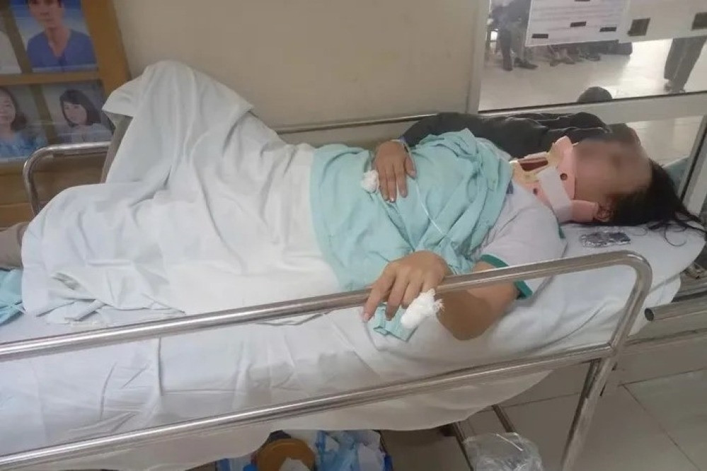 Ngăn bạn xô xát, nữ sinh ở Thanh Hóa bị đánh hội đồng gãy đốt sống cổ
