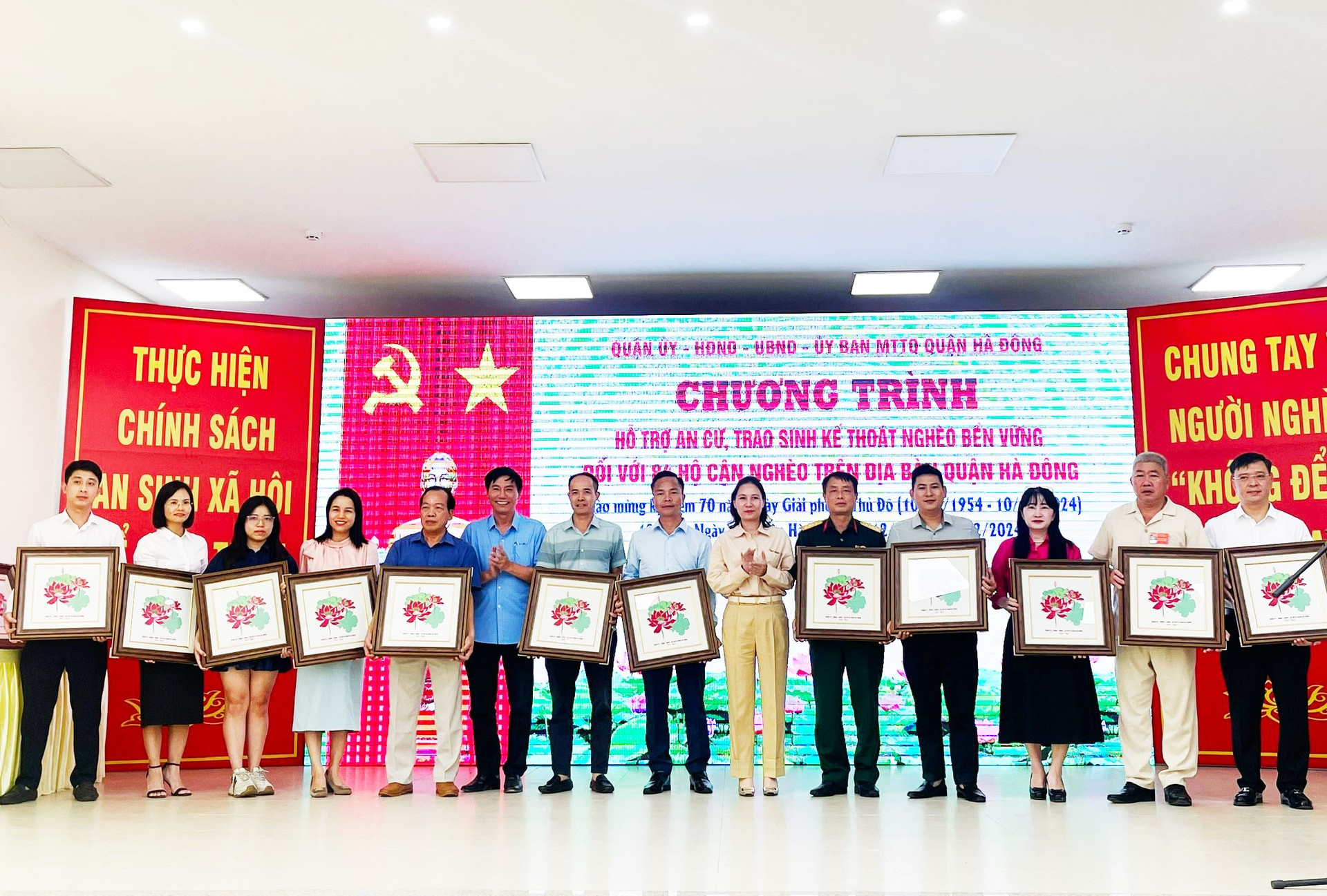 Hà Đông trao hỗ trợ 84 hộ cận nghèo giúp an cư, tạo sinh kế