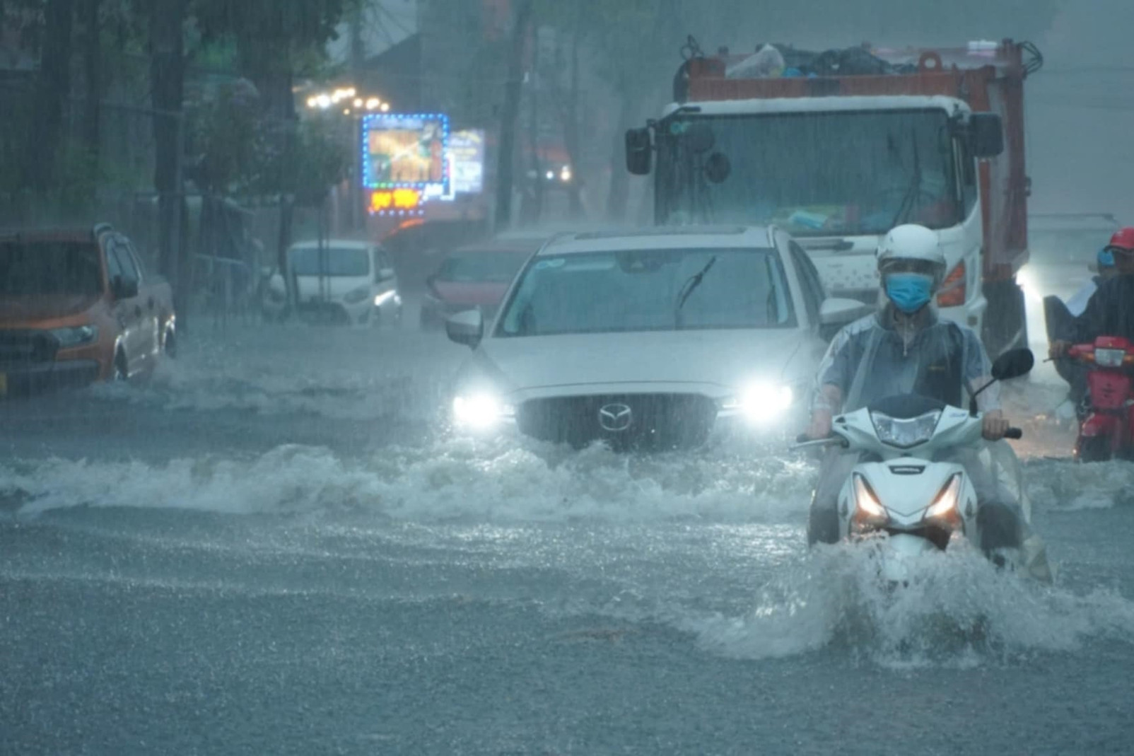 Dự báo thời tiết 16/10/2024: Hà Nội mưa rào, từ Hà Tĩnh vào Nam Bộ mưa rất to