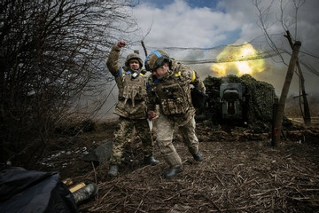 Nga và Ukraine giao tranh liên tục, NATO tuyên bố không lùi bước trước Moscow