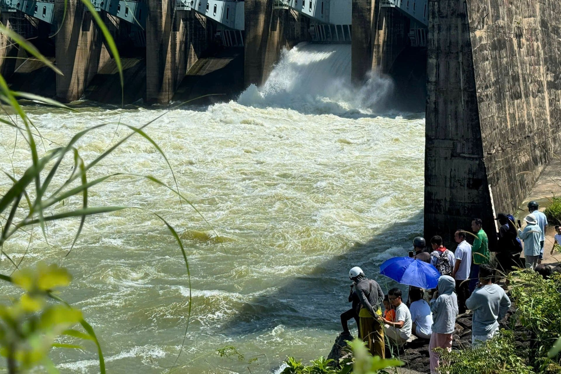 Triều cường có thể vượt mức báo động 3, thuỷ điện Trị An ngừng xả lũ