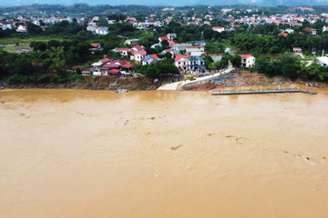 Khẩn cấp tháo cầu phao Phong Châu