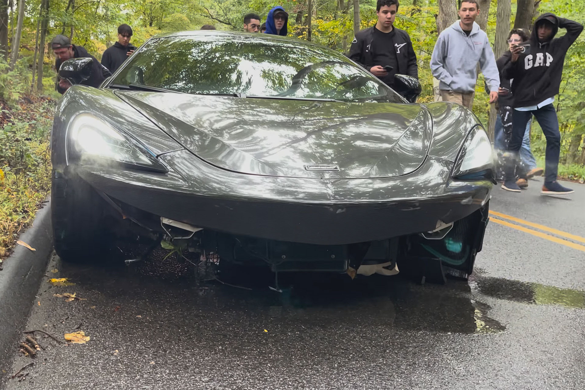 Siêu xe McLaren bất ngờ gặp nạn sau màn thể hiện trước đám đông