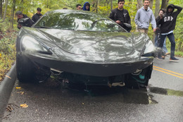 Siêu xe McLaren bất ngờ gặp nạn sau màn thể hiện trước đám đông