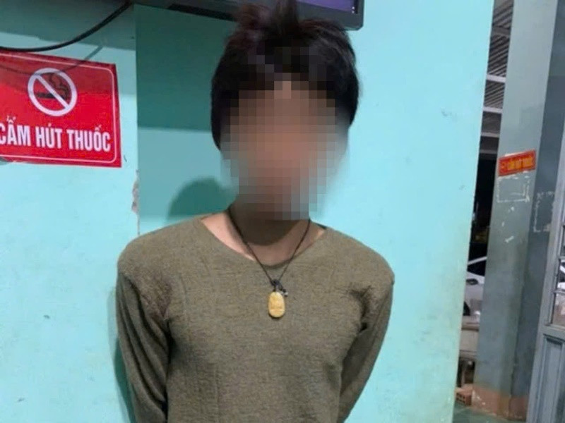 Dùng dao khống chế nữ chủ nhà.jpg