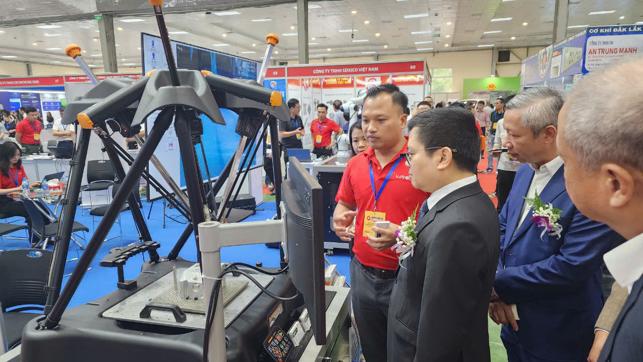 Trương Thanh Hoài thăm gian hàng