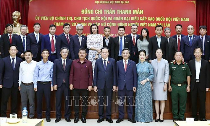 Chủ tịch Quốc hội Trần Thanh Mẫn với cán bộ, nhân viên Đại sứ quán Việt Nam tại Lào. Ảnh: Thống Nhất