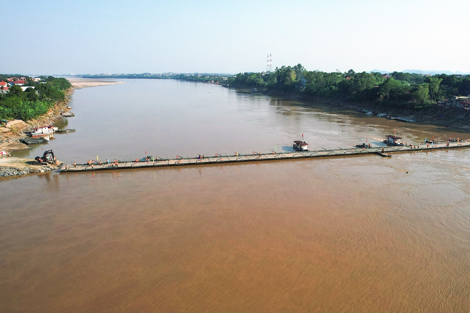 Dừng phà quân đội, lắp lại cầu phao Phong Châu