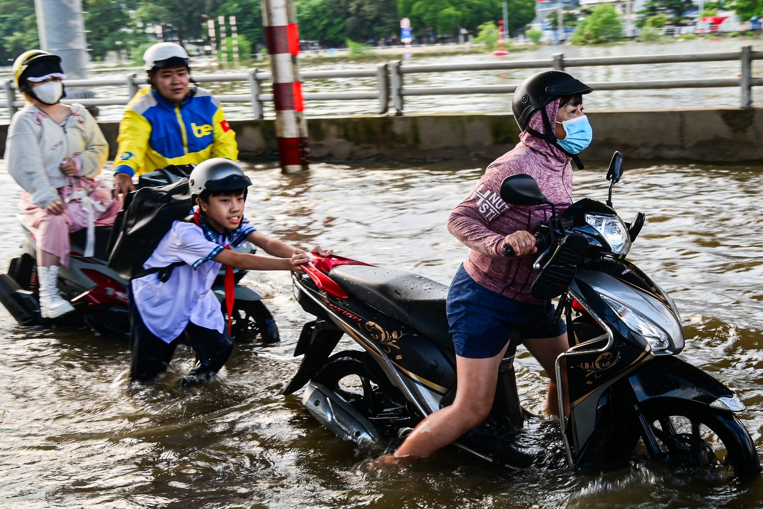 Triều cường lên đỉnh, người dân chật vật lội nước về nhà, nấu cơm bằng bếp dầu