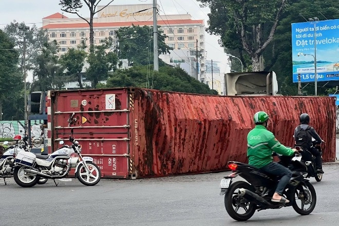 Xe container lật ngang giữa ngã 6 Cộng Hòa, giao thông trung tâm TPHCM rối loạn