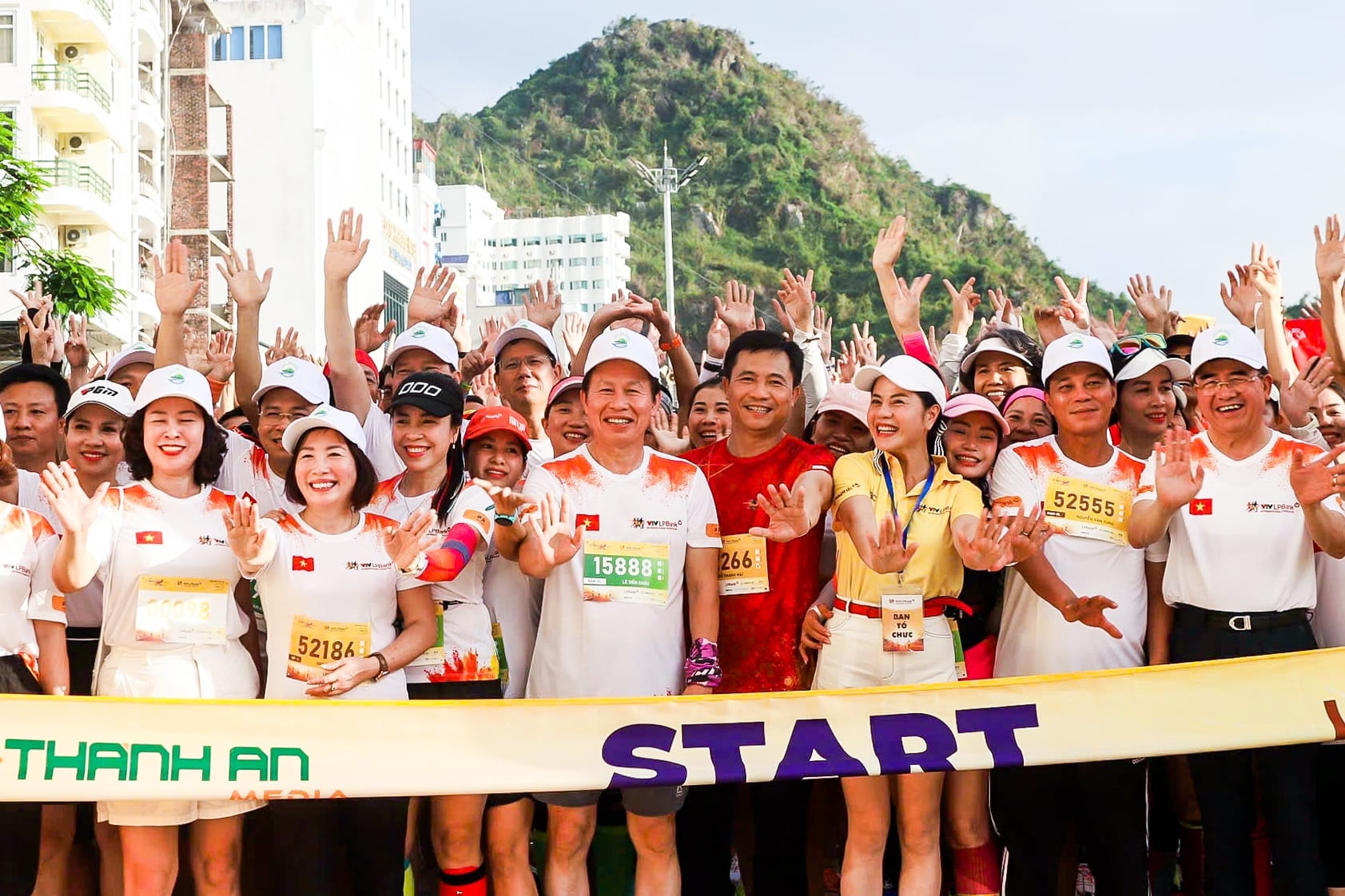 Bí thư Hải Phòng và 3.600 VĐV chạy tại marathon Sắc màu hoàng hôn Cát Bà