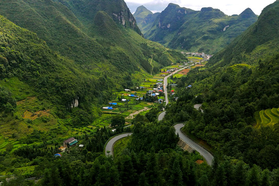 Cung đường 'ngựa chùn bước, người nhức chân' ở Hà Giang, đẹp như Thụy Sĩ thu nhỏ