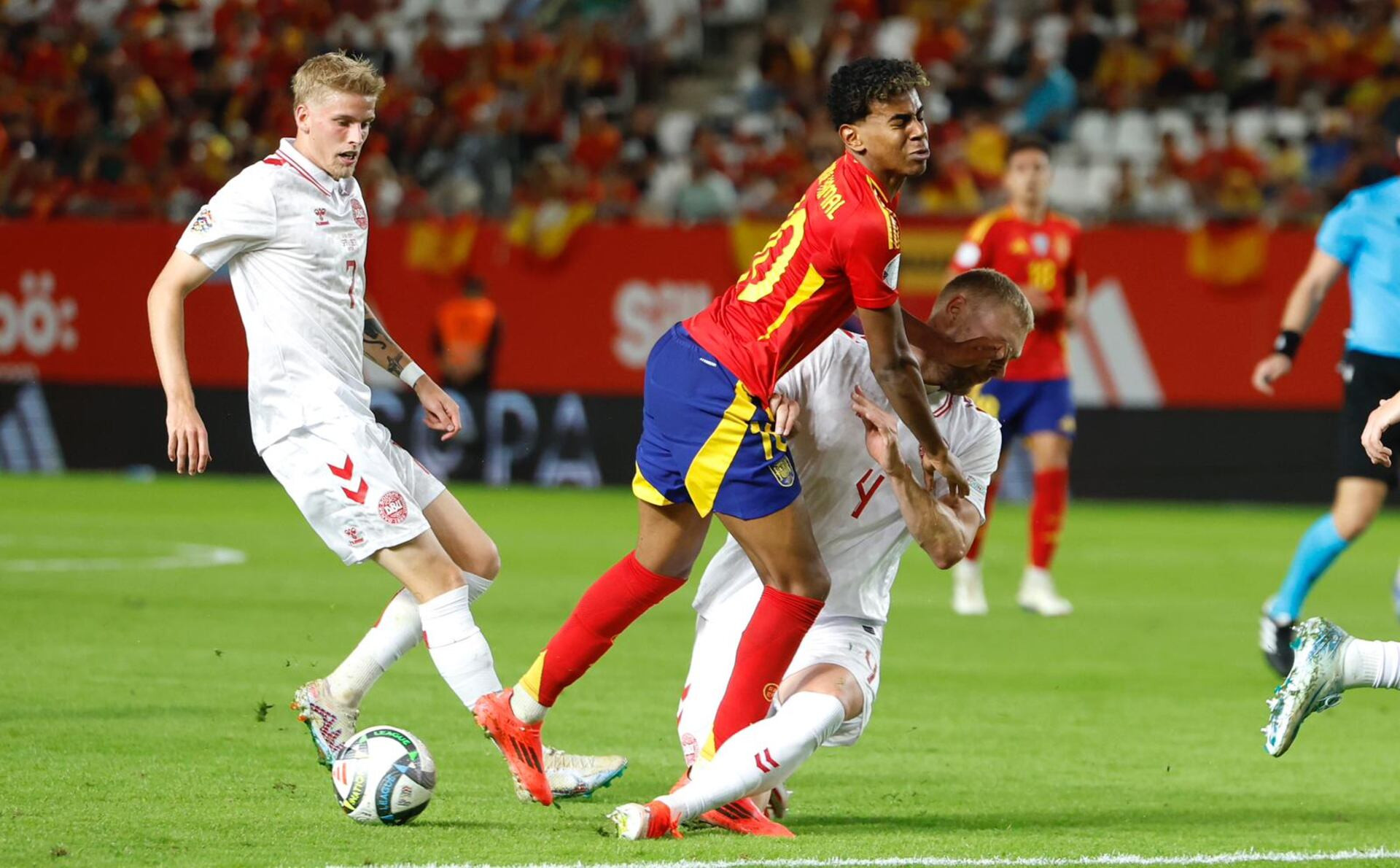 Lamine Yamal Tay Ban Nha. Miguel Morenatti