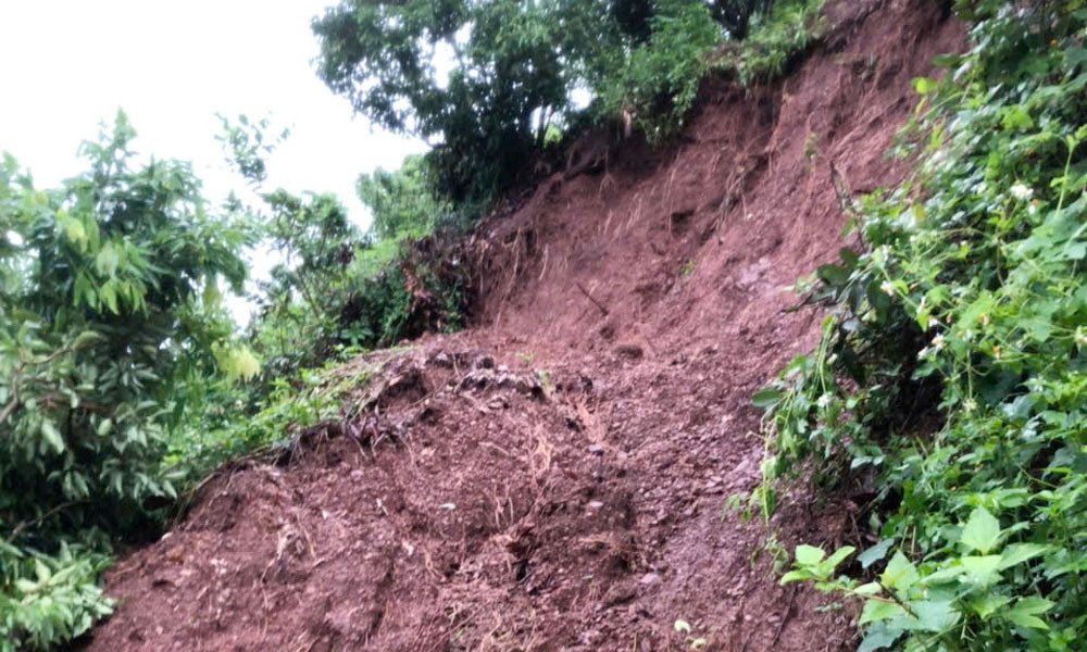 Khu vực sạt lở tại núi Bục, thôn Chay, xã Phì Điền (Lục Ngạn). Ảnh địa phương cung cấp..jpg
