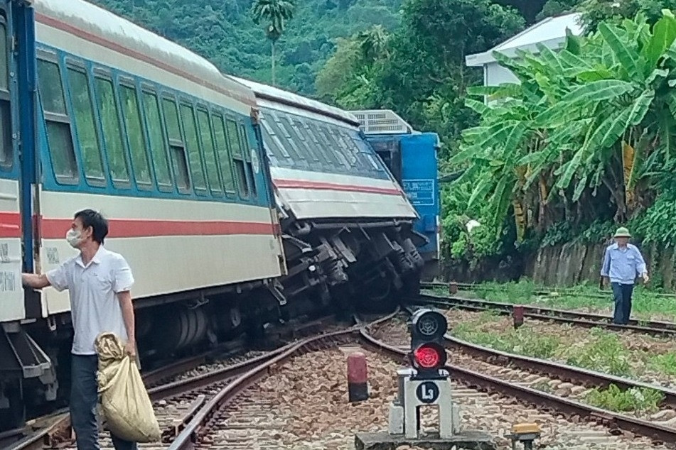 Liên tiếp 6 vụ tàu hỏa trật bánh, Ban ATGT Thừa Thiên Huế vào cuộc