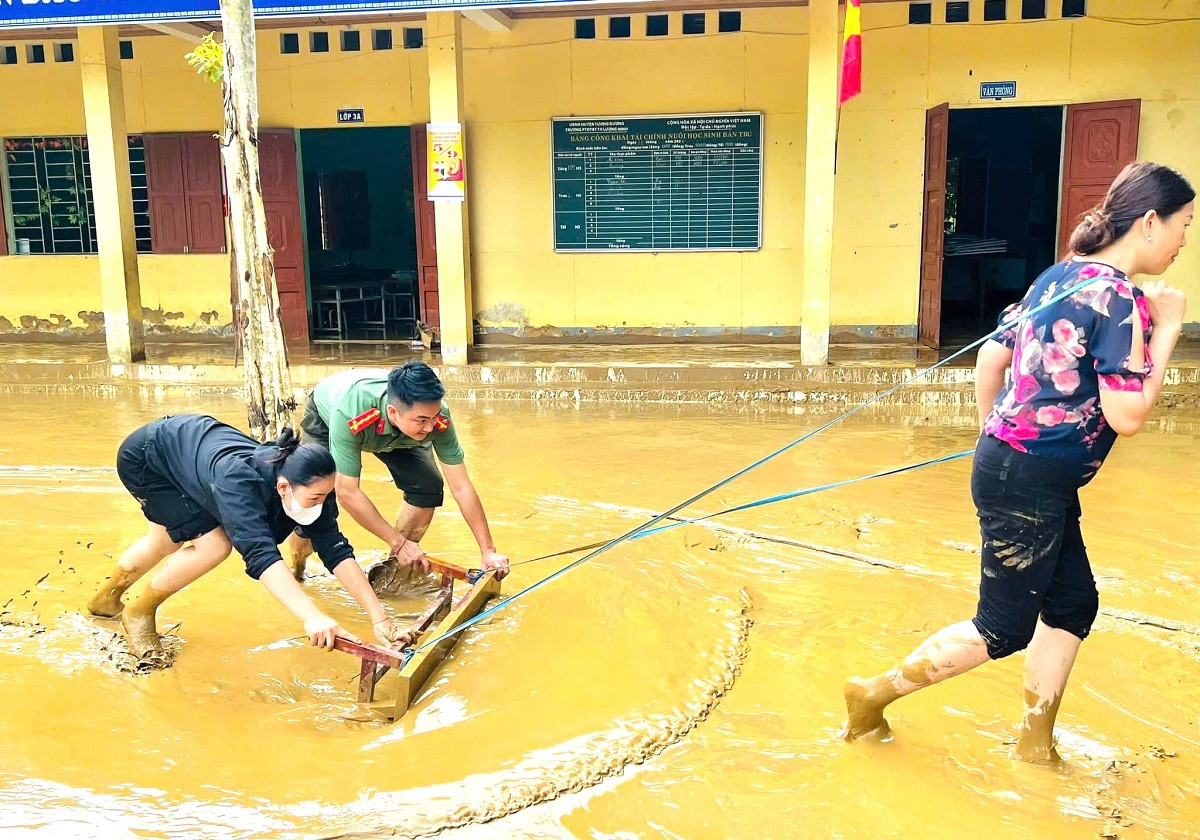 Trường PTDTBT Tiểu học Lượng Minh ngập sâu trong bùn đất, học sinh vẫn chưa thể đến trường