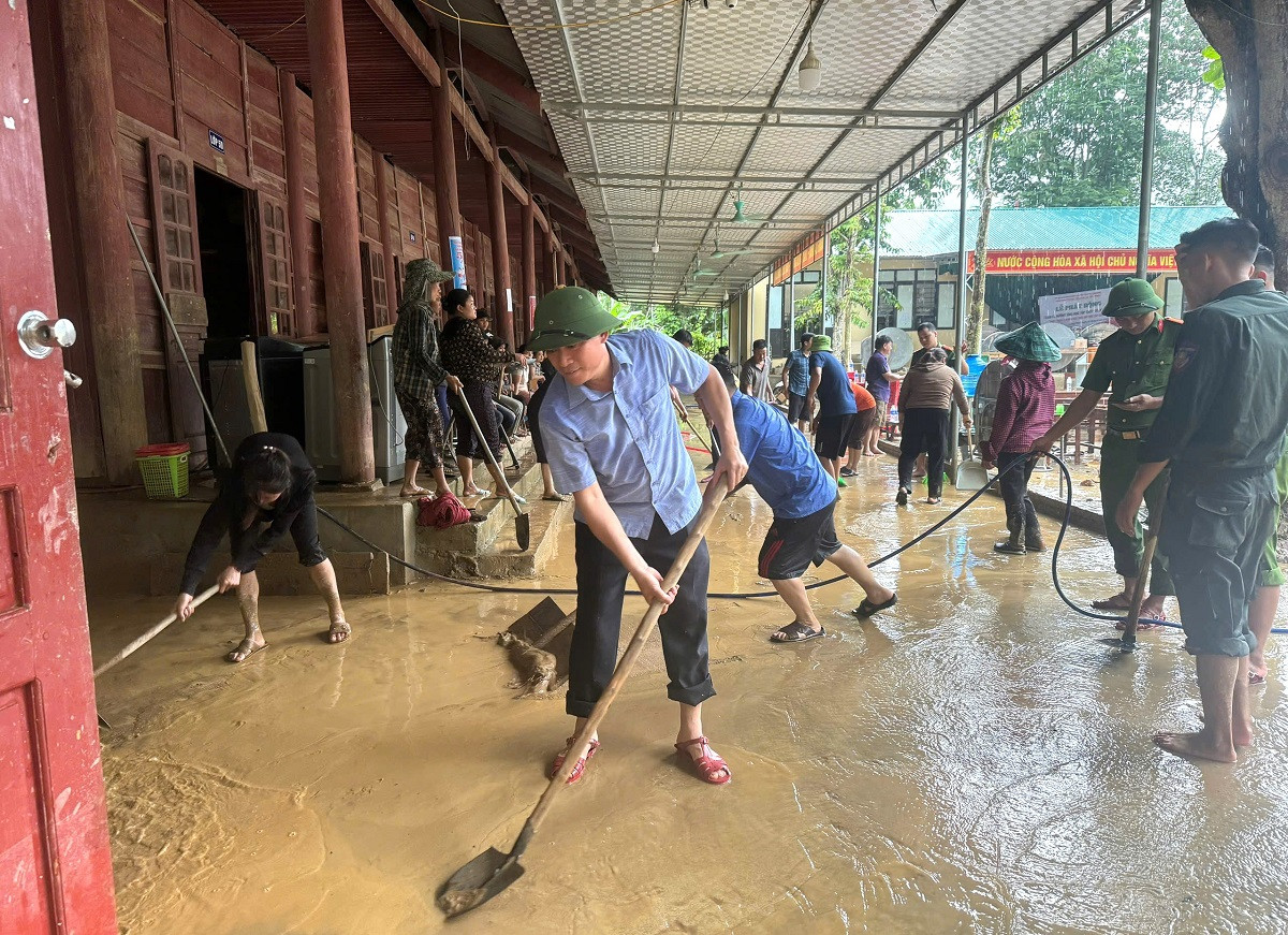 Trường PTDTBT Tiểu học Lượng Minh ngập sâu trong bùn đất, học sinh vẫn chưa thể đến trường