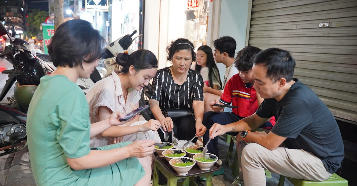 Quán tào phớ &amp;apos;siêu nhỏ, siêu chật&amp;apos; ở Hà Nội, khách xếp hàng dài chờ mua